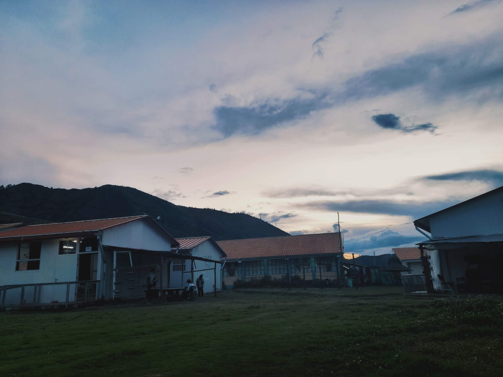 Vista del campus del COAR Cusco al atardecer
